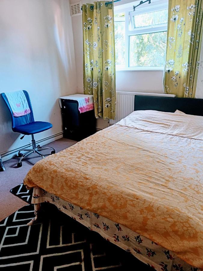 Comfortable Double Bedroom In London Hornchurch Kültér fotó